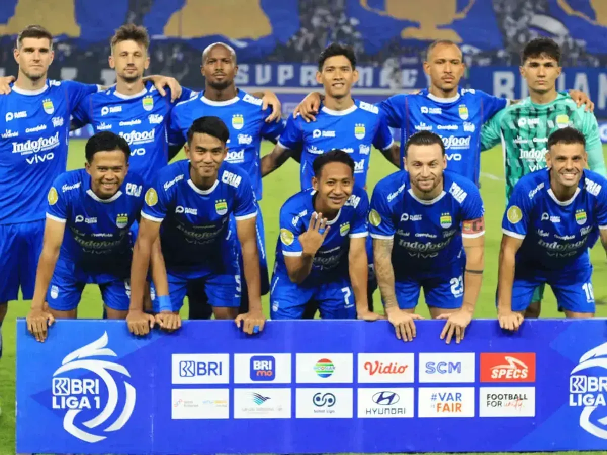 Desain-desain jersey Persib Bandung, setiap musimnya berbeda dan selalu punya makna dan cerita tersendiri. (Sumber: Ayobandung.id | Foto: Irfan Al-Faritsi)