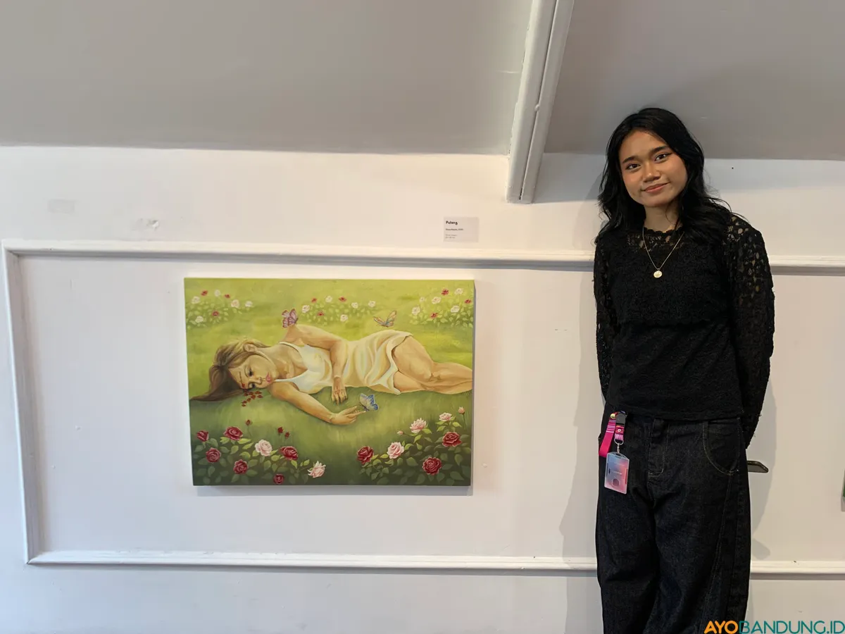 Naya Aleyda Rifaih meyakini setiap karya seni hidup melalui tafsir bebas dari para pengunjungnya. (Sumber: ayobandung.id | Foto: Halwa Raudhatul)