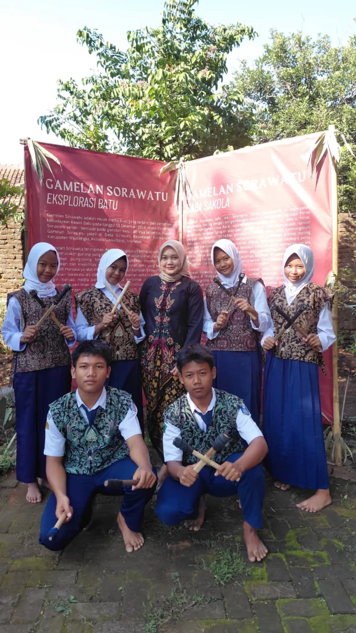 mendidik adalah mengasuh untuk memberikan ruang eksplorasi (Sumber: murid SMPN 1 Kasokandel dalam kegiatan penampilan workshop Gamelan Sorawatu | Foto: Disya Dwi Nurhidayah)