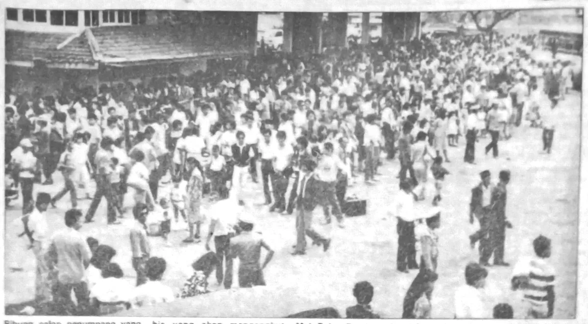 Suasana di Terminal Moh. Toha, Kota Bandung, yang dipadati penumpang bus antarkota sekaligus para pendatang baru yang datang mengadu nasib di kota ini. (Sumber: Harian Umum MANDALA Bandung, terbitan 13 Juni 1986)
