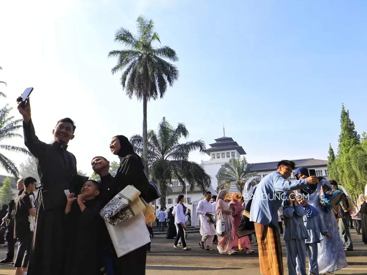 Umat Islam setelah melaksanakan shalat Idul Fitri 1447 Hijriah di pelataran Gedung Sate. (Sumber: Ayobandung.com | Foto: Irfan Al-Faritsi)