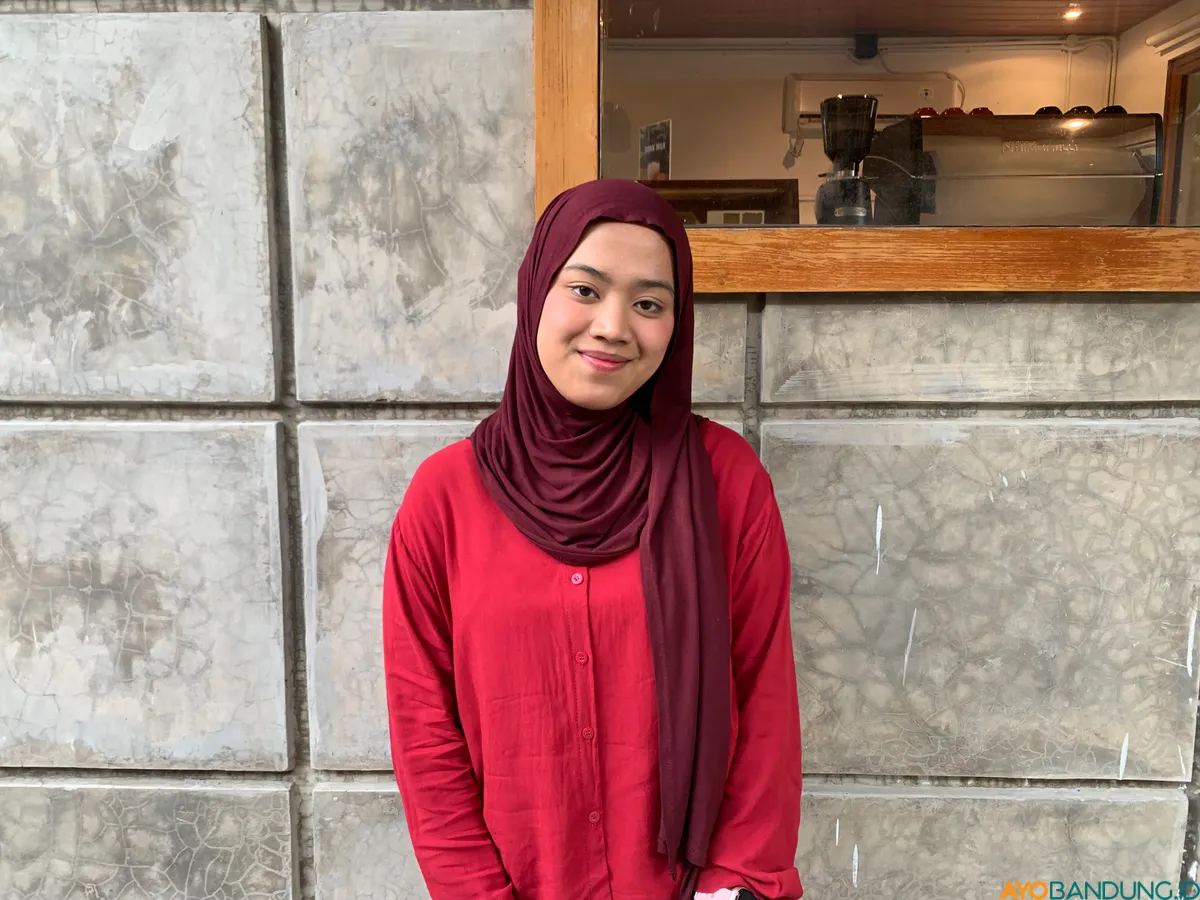 Nira Nur Inayah datang dengan rasa ingin tahu dan pulang dengan pemahaman baru tentang cara berkomunikasi. (Sumber: ayobandung.id | Foto: Halwa Raudhatul)
