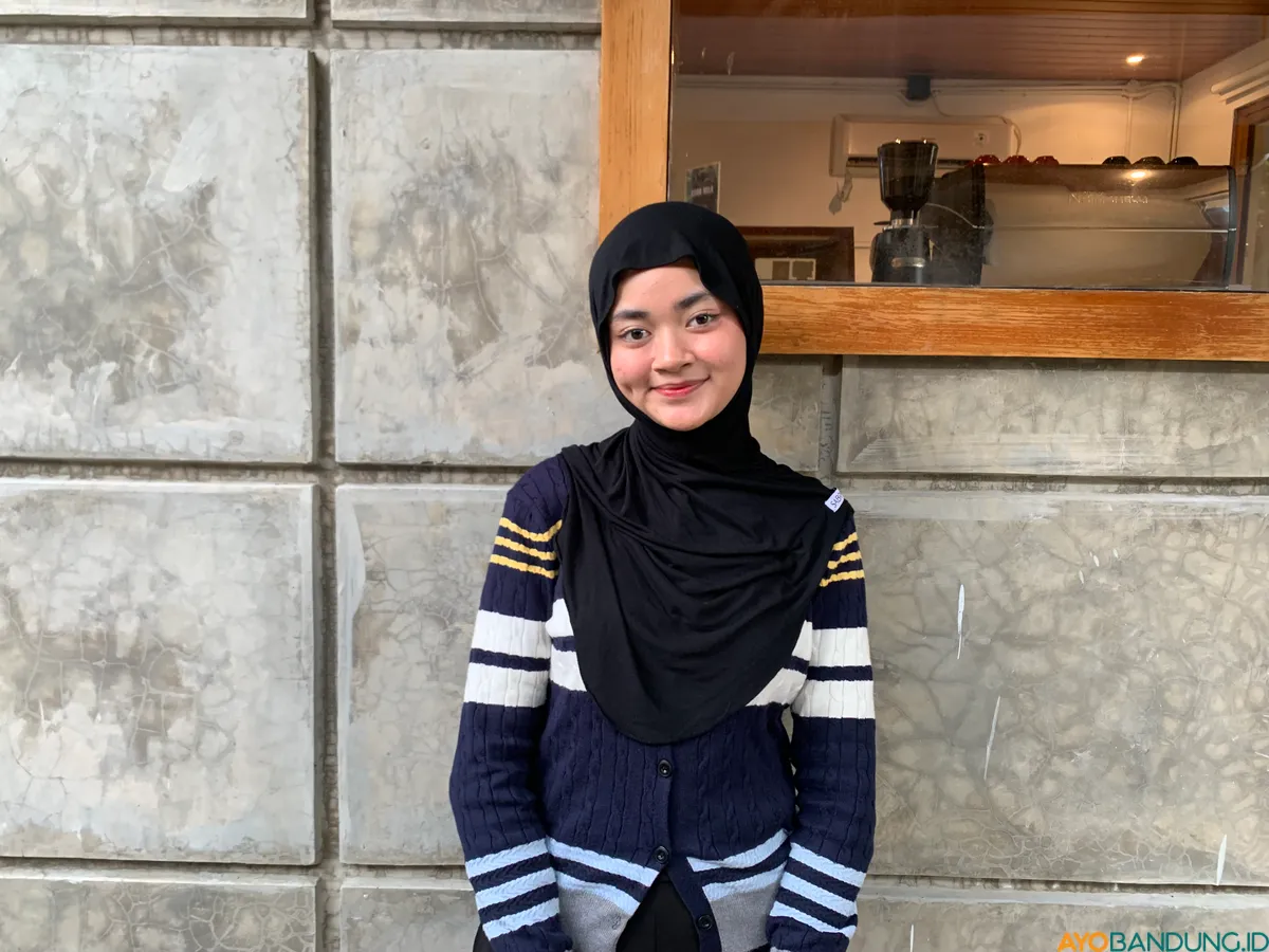 Hasni Fadiyah mencoba memahami bahasa baru sambil perlahan menghilangkan rasa canggung di ruang yang asing baginya. (Sumber: ayobandung.id | Foto: Halwa Raudhatul)
