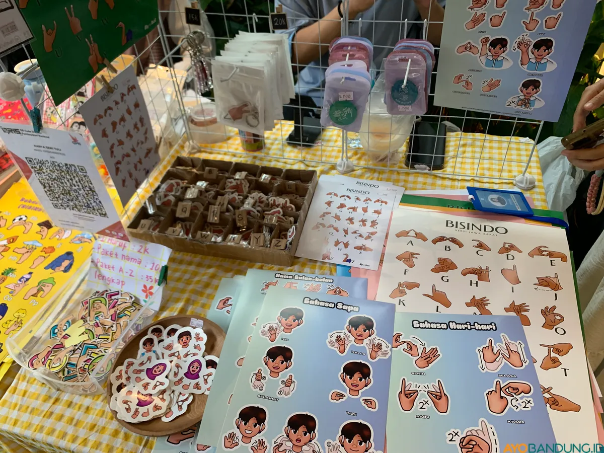 Pernak-pernik karya teman tuli dipajang sederhana, menjadi bentuk ekspresi sekaligus jembatan untuk mengenalkan dunia mereka kepada lebih banyak orang. (Sumber: ayobandung.id | Foto: Halwa Raudhatul)