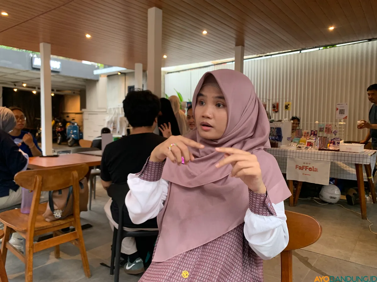 Refina Nuraini Ultari membangun ruang sederhana agar teman tuli dan teman dengar bisa saling bertemu dan memahami. (Sumber: ayobandung.id | Foto: Halwa Raudhatul)
