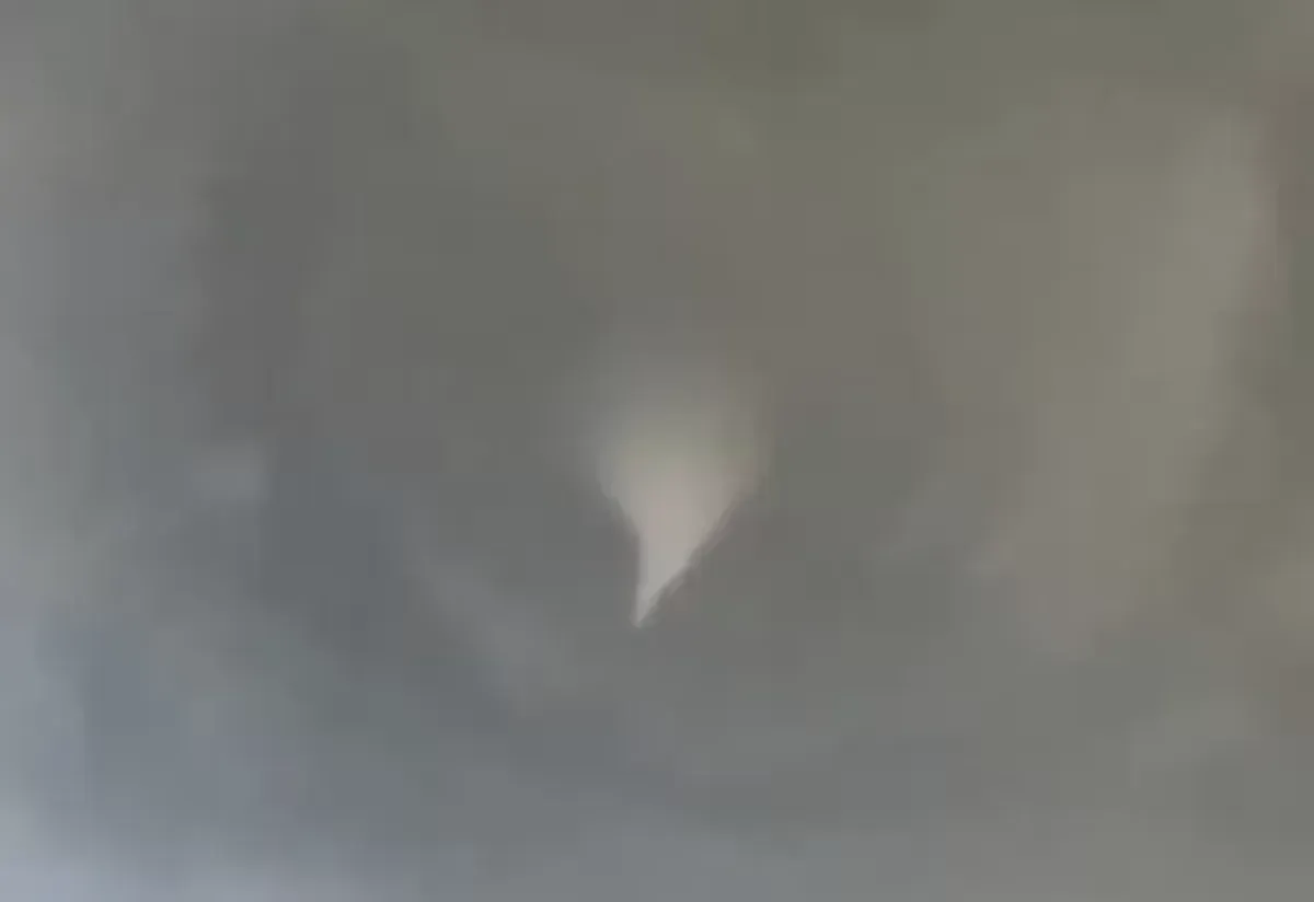 Ilustrasi fenomena awan hitam yang berbentuk corong (Sumber: Sumber: Twitter @be4utiful0nes)