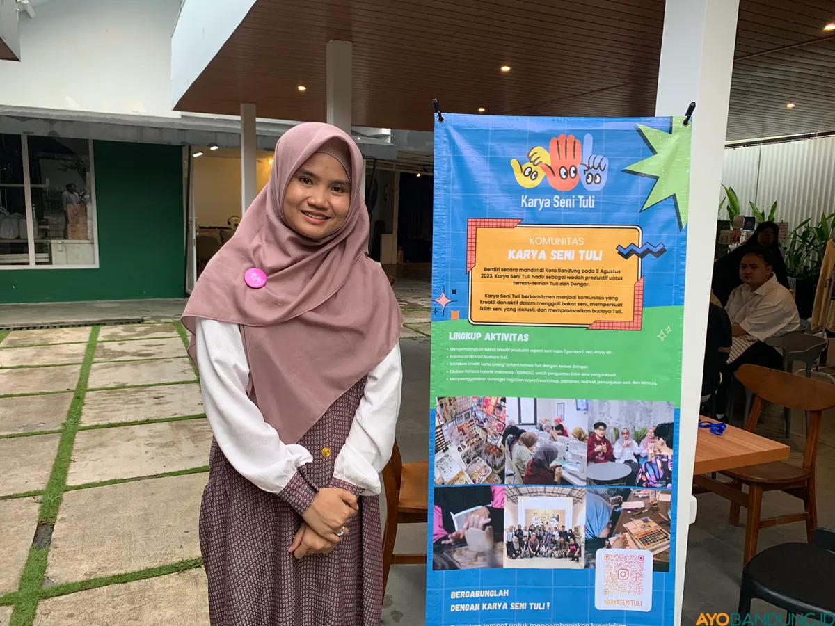 Refina Nuraini Ultari adalah lulusan Seni Rupa UPI yang mendirikan komunitas Karya Seni Tuli sebagai wadah ekspresi yang inklusif. (Sumber: ayobandung.id | Foto: Halwa Raudhatul)