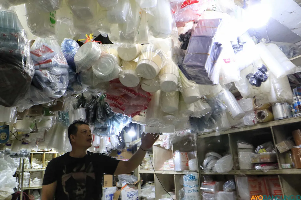Sejumlah pedagang plastik di Pasar Kosambi menilai kenaikan dipengaruhi oleh ketergantungan pada bahan baku impor, dengan peningkatan harga berkisar antara 50 hingga 100 persen. (Sumber: ayobandung.id | Foto: Irfan Al- Faritsi)