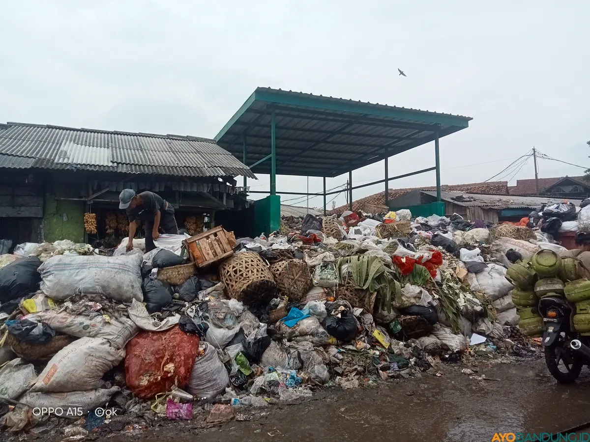 Sampah plastik di Pasar Majalaya. (Sumber: ayobandung.id | Foto: Sonjaya)