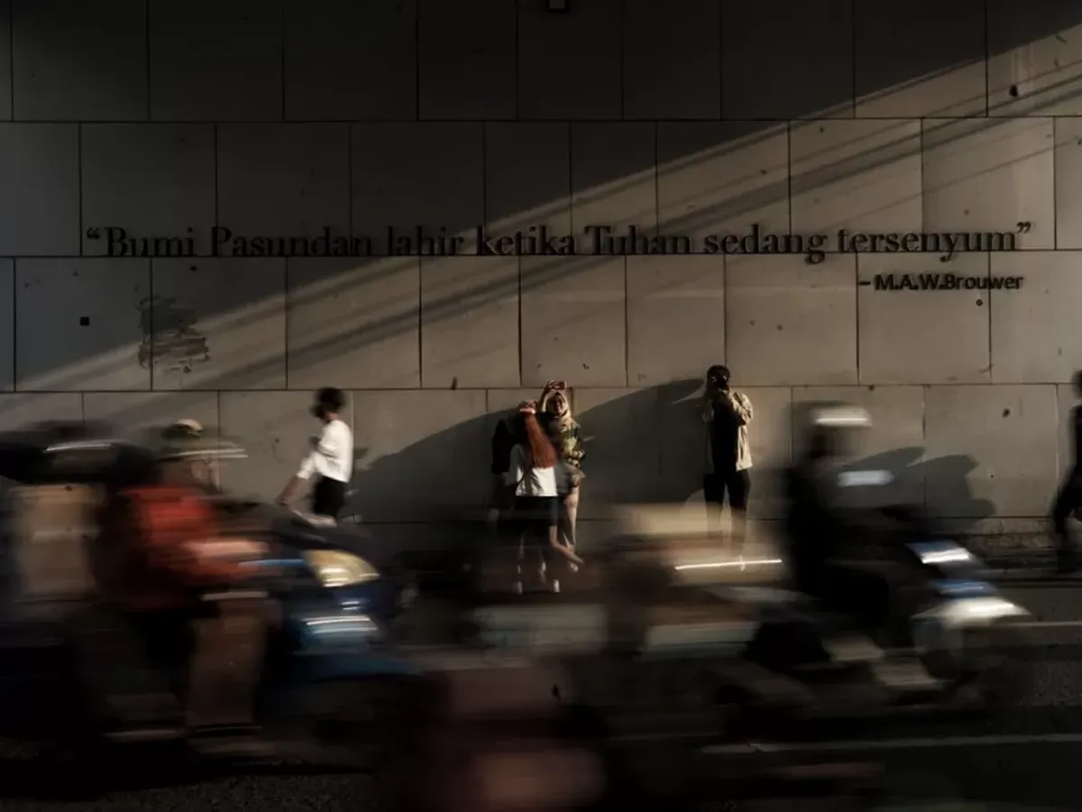 Warga berwisata di Jalan Asia Afrika, Kota Bandung, Minggu, 30 April 2023. (Sumber: Ayobandung.id | Foto: Kavin Faza)