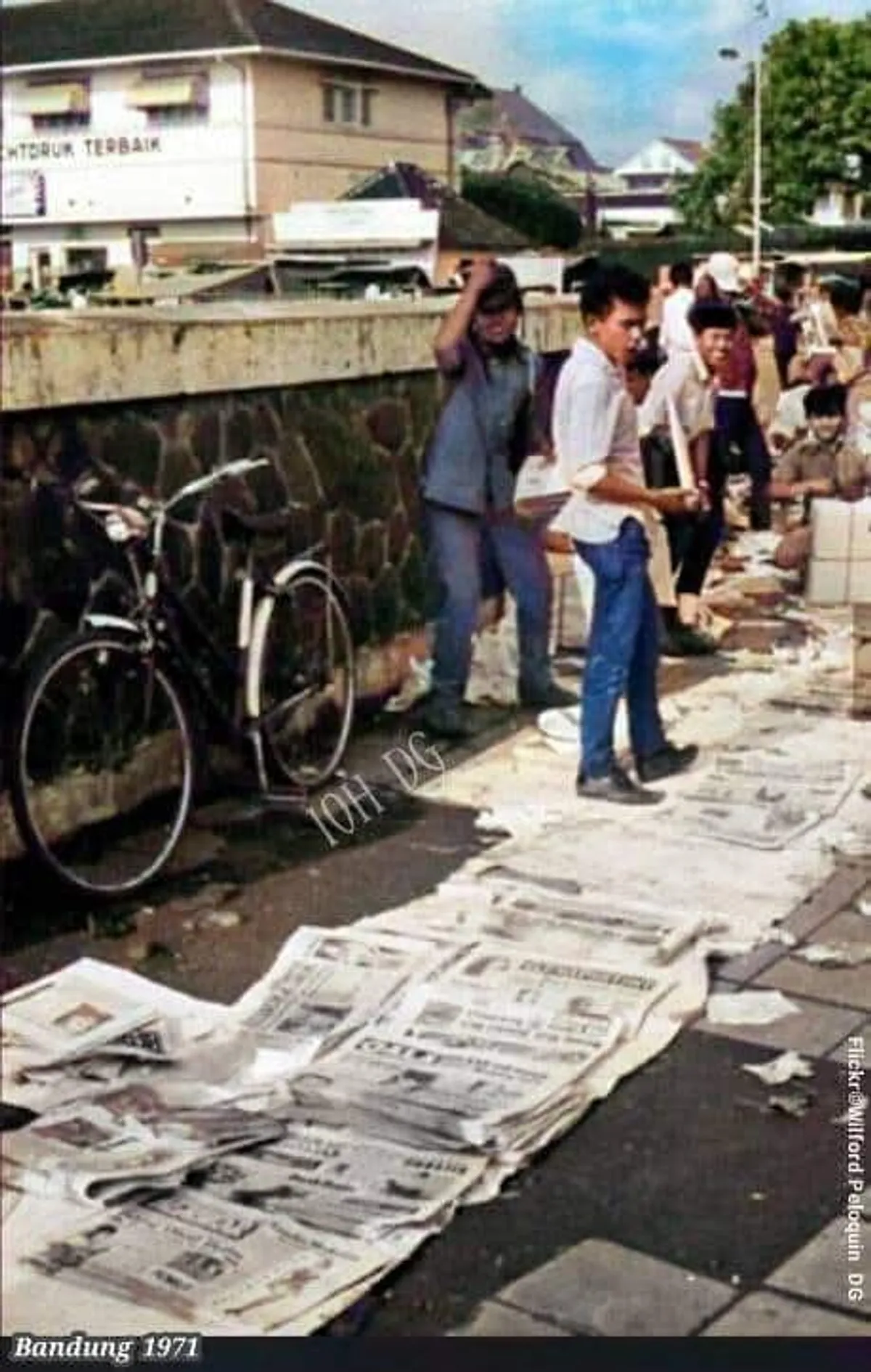 Foto tahun 1971, suasana pasar koran di Cikapundung Bandung yang terlengkap. (Sumber: Facebook Indonesian Overseas History II | Foto: Wilford Peloquin)
