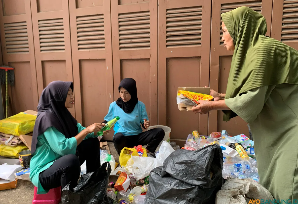 Ibu-ibu di Cibogo, Kecamatan Sukajadi mengolah sampah rumah tangga yang memberikan perubahan terhadap kehidupan sosial dan ekonomi warga. (Sumber: ayobandung.id | Foto: Halwa Raudhatul)