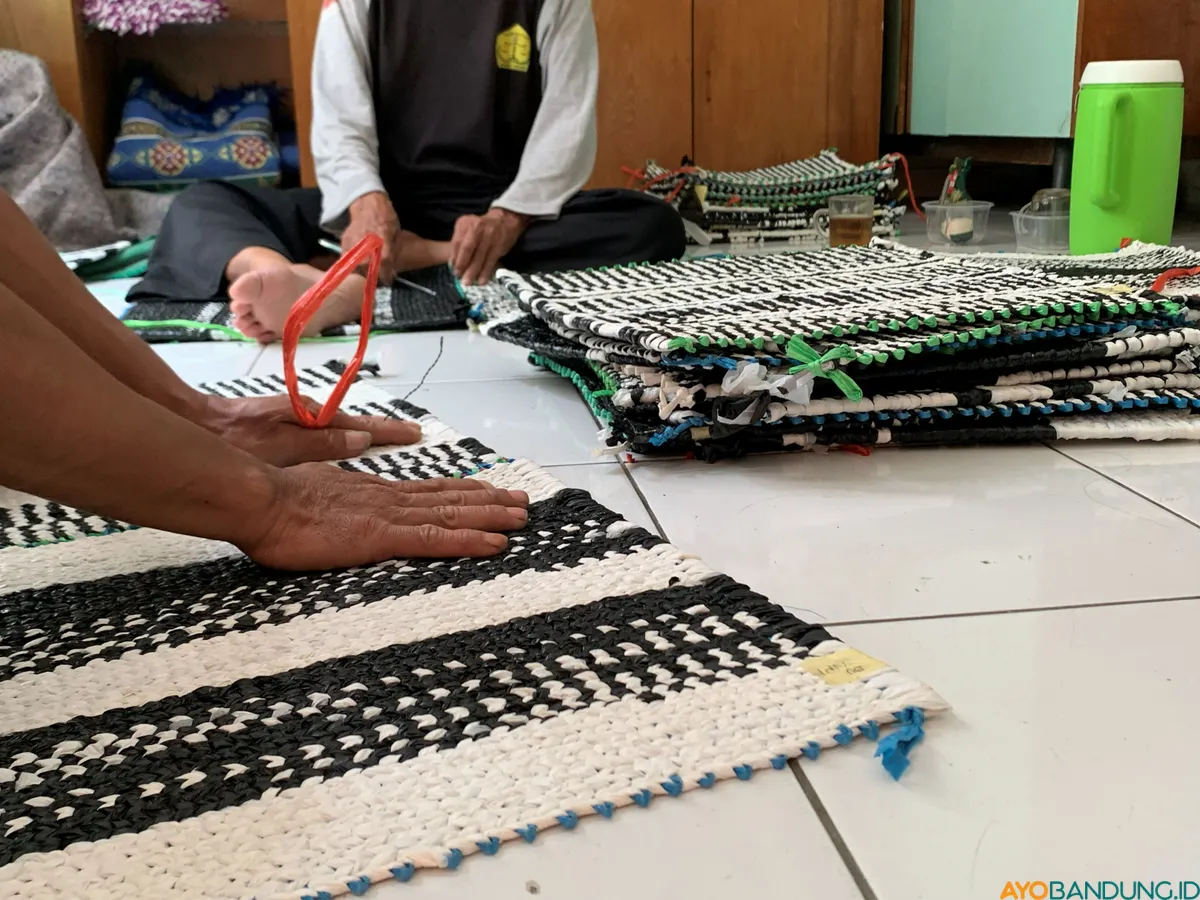 Kantong kresek bekas diolah menjadi produk bernilai guna melalui proses daur ulang oleh warga Cibogo. (Sumber: ayobandung.id | Foto: Halwa Raudhatul)