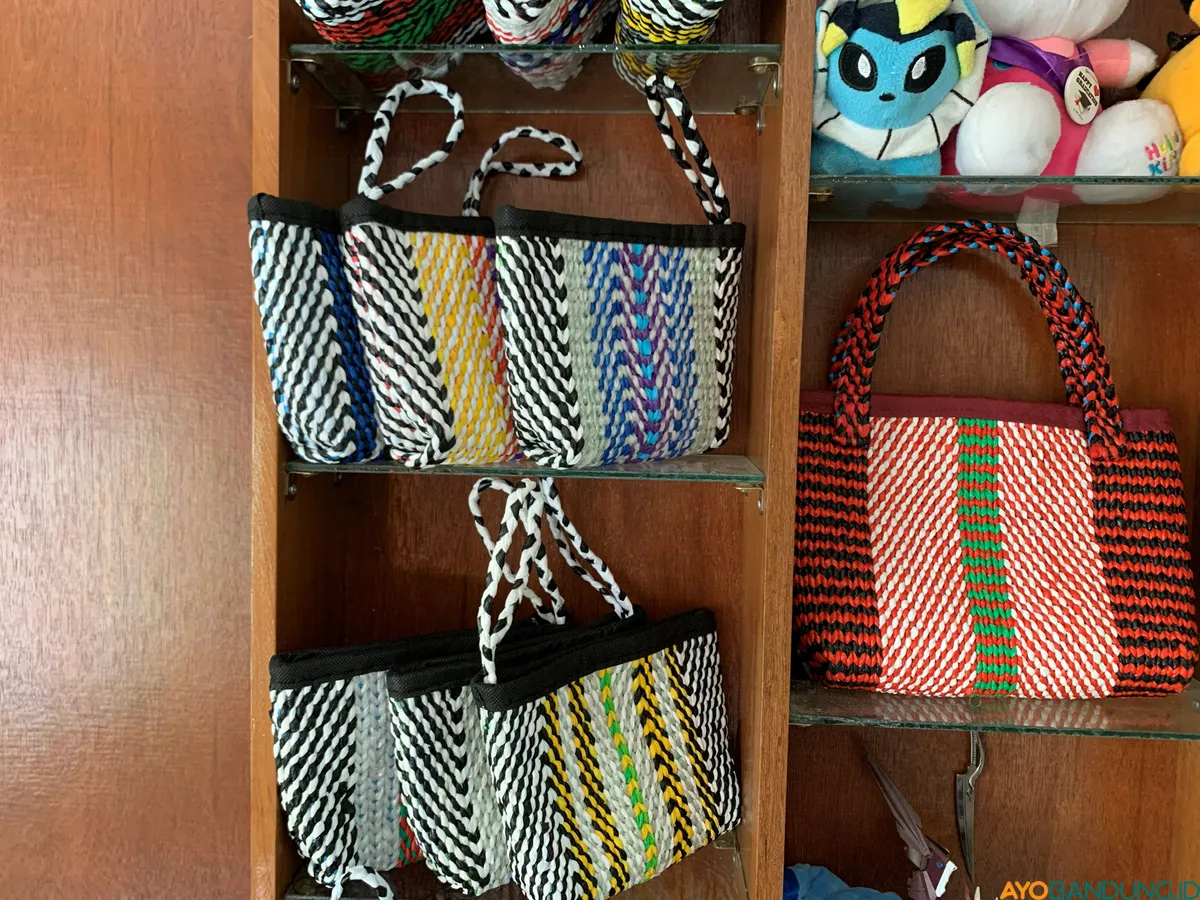 Produk hasil olahan sampah warga Cibogo ini dijual hingga ke berbagai negara, seperti Jerman dan Polandia. (Sumber: ayobandung.id | Foto: Halwa Raudhatul)