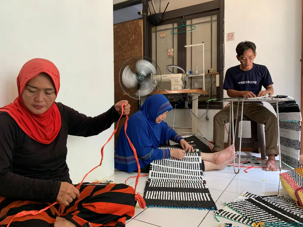 Dari sampah menjadi berkah, kantong kresek dianyam menjadi berbagai produk seperti tas dan tikar. (Sumber: ayobandung.id | Foto: Halwa Raudhatul)