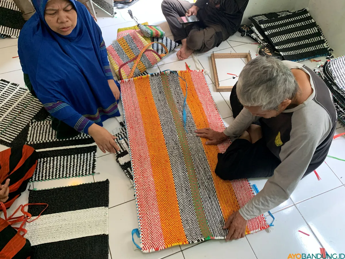 Limbah plastik yang semula tak terpakai kini disulap menjadi kerajinan tangan yang memiliki nilai ekonomi. (Sumber: ayobandung.id | Foto: Halwa Raudhatul)