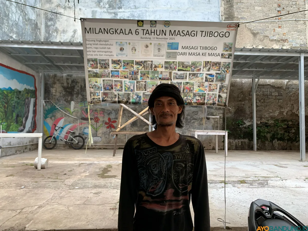 Dian Nurdyana, founder Komunitas Masagi Tjibogo, menginisiasi Perelek Sampah sebagai gerakan berbasis budaya dan kebersamaan warga. (Sumber: ayobandung.id | Foto: Halwa Raudhatul)