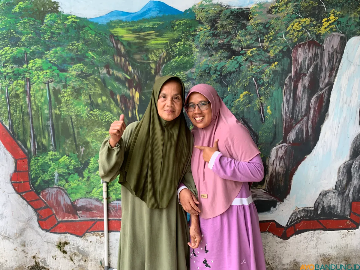 Hermawati (kiri) dan Siti Oliah, rekannya di Tim Perelek Sampah di Komunitas Masagi Tjibogo. (Sumber: ayobandung.id | Foto: Halwa Raudhatul)