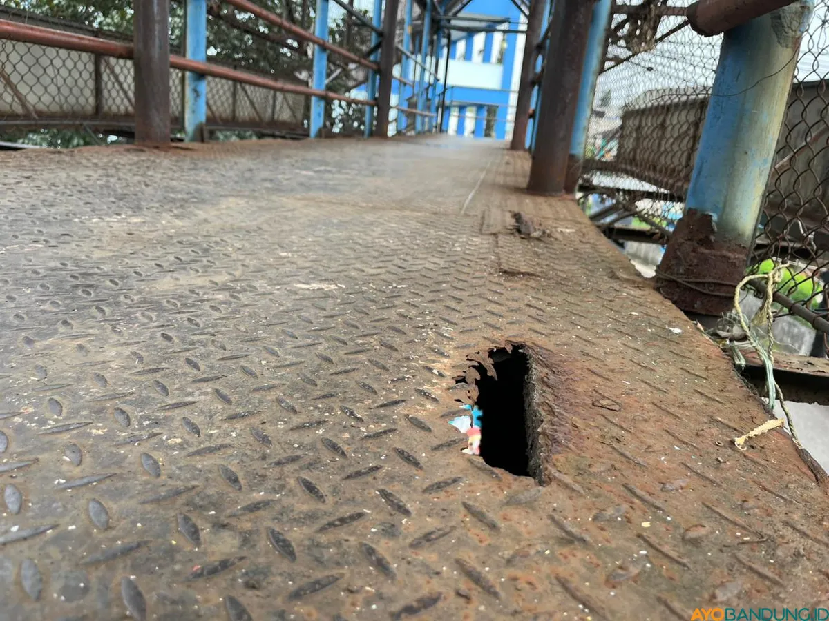 Jembatan penyeberangan orang (JPO) di Jalan Amir Machmud berlubang, berkarat, dan tanpa atap pelindung sehingga membahayakan pengguna. (Sumber: ayobandung.id | Foto: Ilham Maulana)