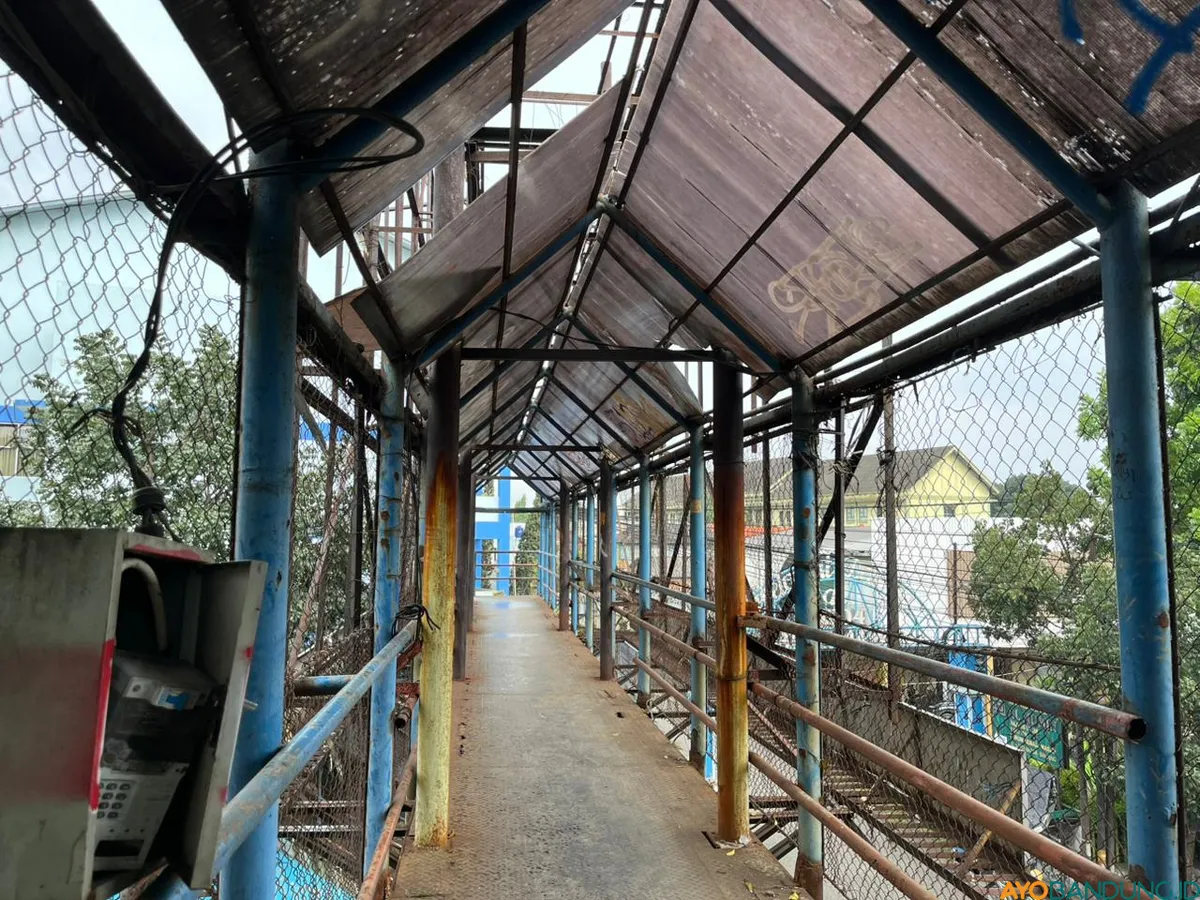 Kondisi JPO dengan kondisi atap yang memprihatinkan terutama saat hujan. (Sumber: ayobandung.id | Foto: Ilham Maulana)