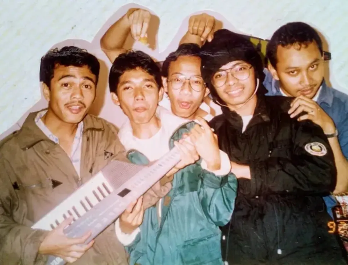 Bermain musik jadi teman sunyi anak kost, pengusir rasa sepi. (Sumber: Dokumentasi Penulis | Foto: Kin Sanubary)