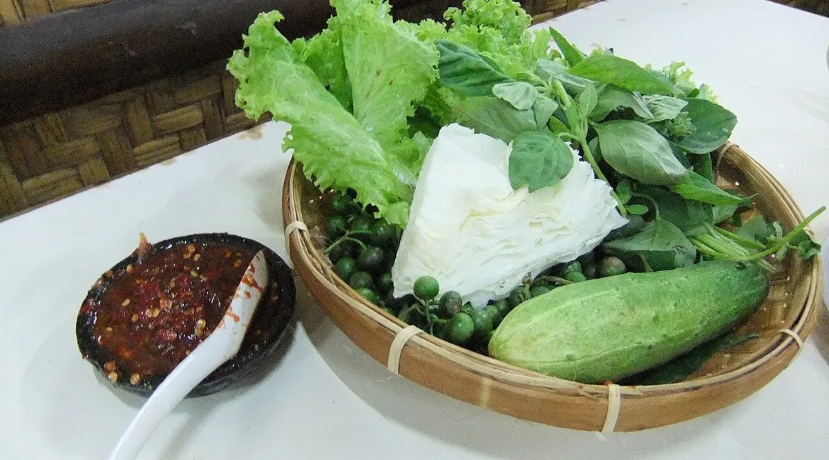 Lalapan dan sambal terasi. (Sumber: Wikimedia Commons | Foto: Midori)