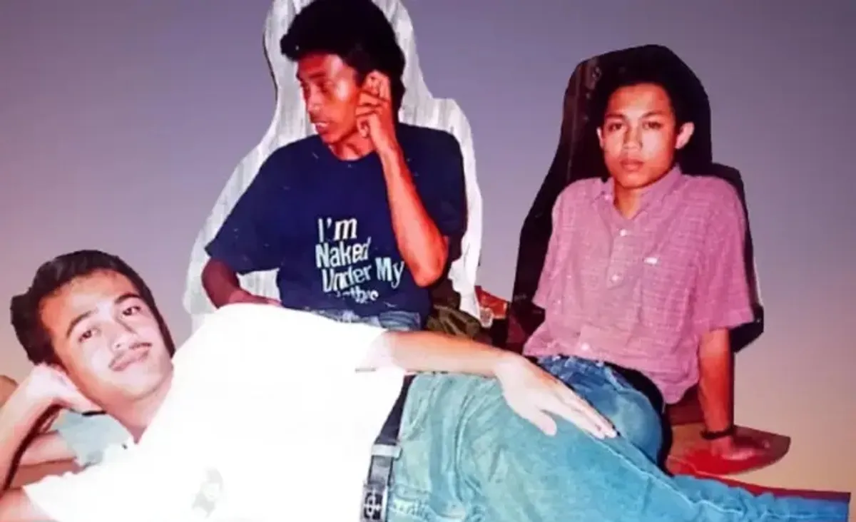 Penulis bersama rekan-rekan satu kost pada era 1990-an, berlokasi di kawasan Gegerkalong Hilir, Bandung. (Sumber: Dokumentasi Penulis | Foto: Kin Sanubary)