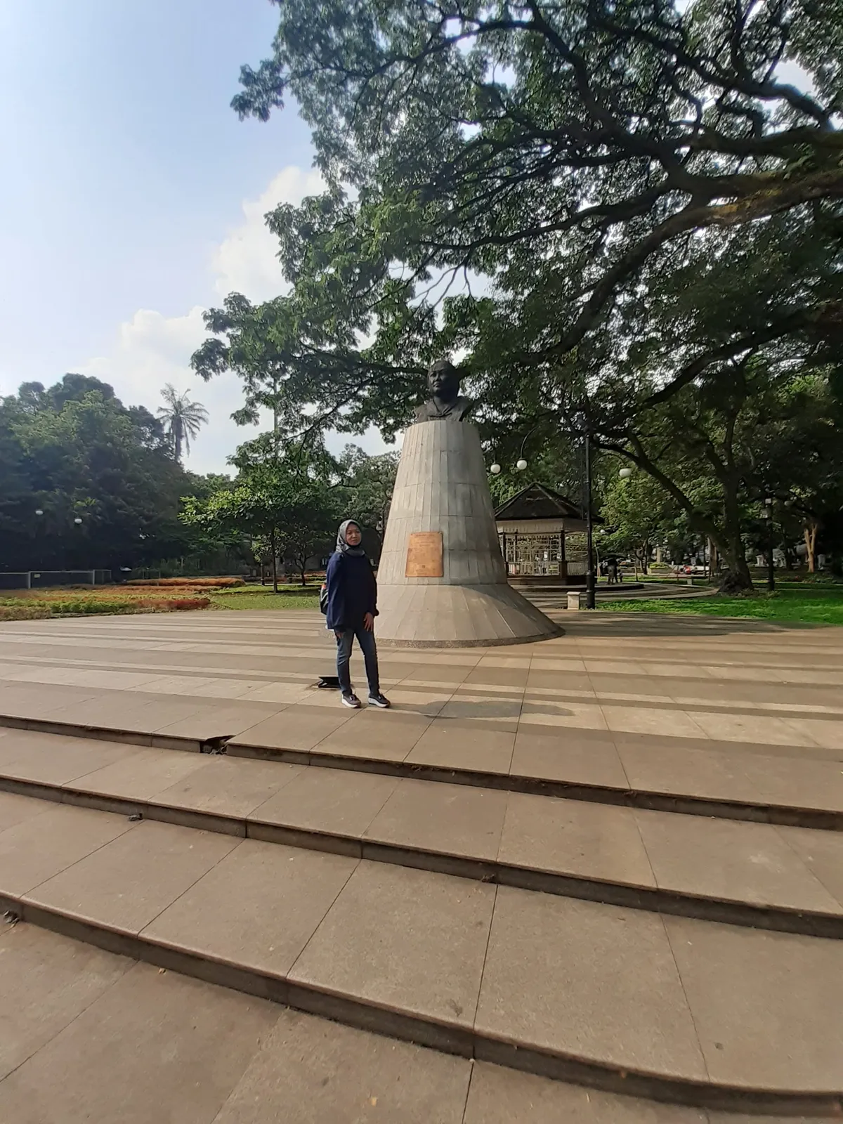 Melihat Patung Dewi Sartika di taman kota (Sumber: dokpri | Foto: Sri Maryati)