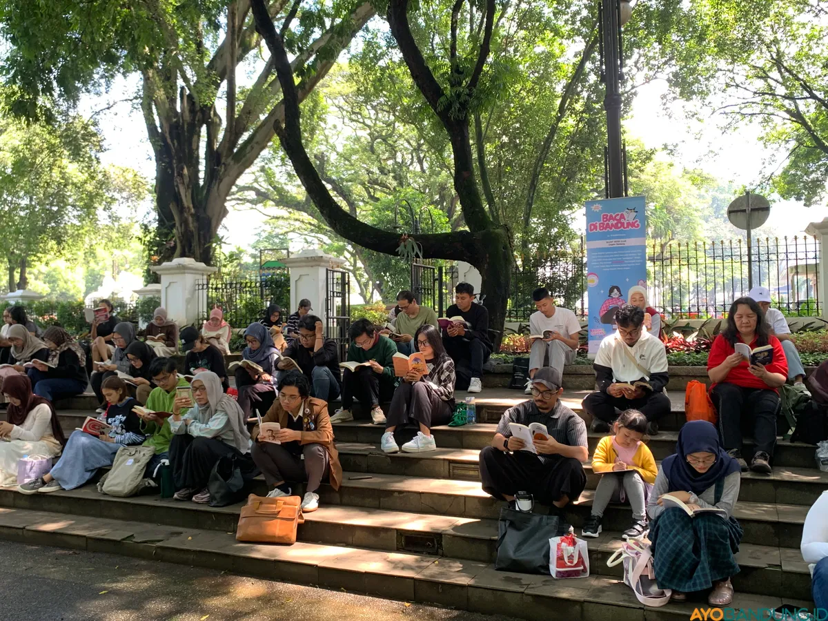 Aktivitas Komunitas Baca di Bandung pada Minggu, 12 April 2026. (Sumber: ayobandung.id | Foto: Halwa Raudhatul)