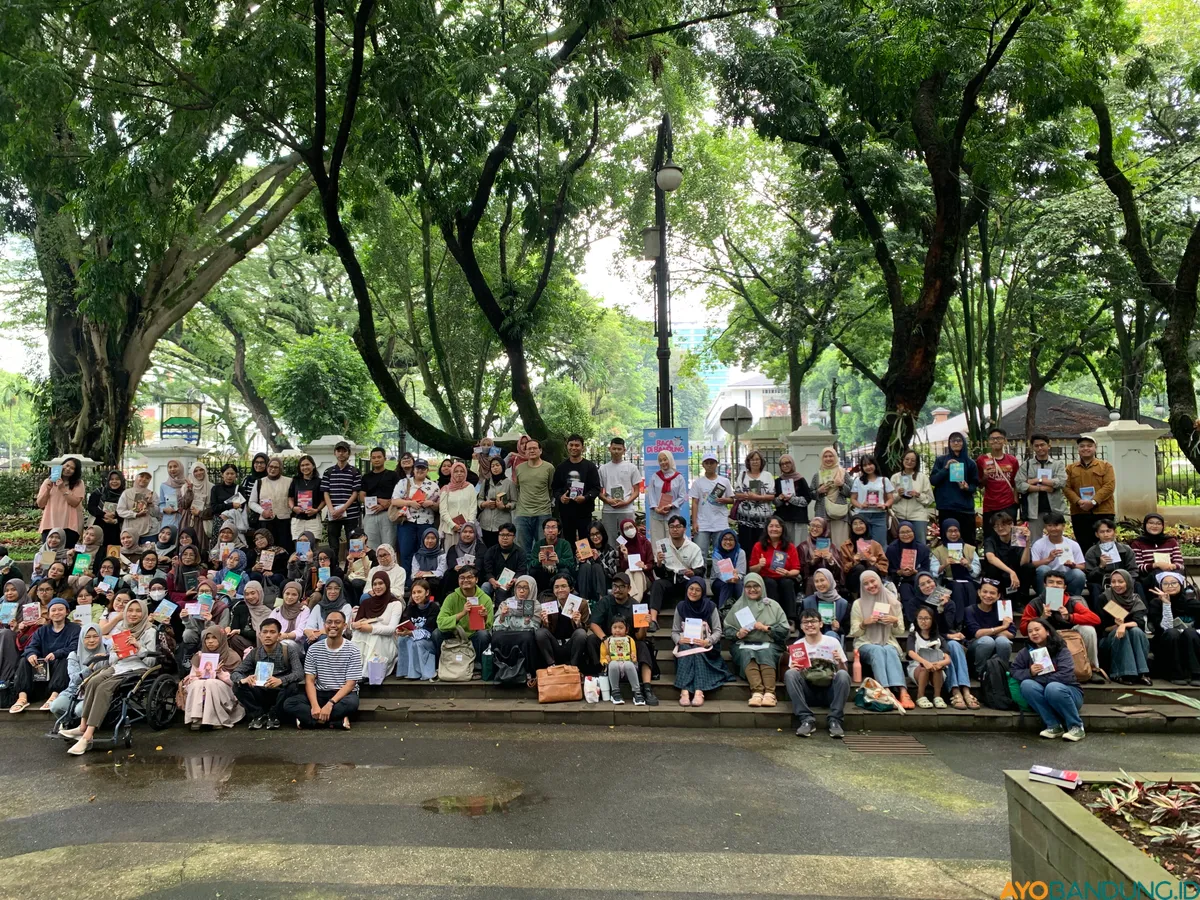 Suasana hening namun hangat terasa ketika para peserta larut dalam buku masing-masing di ruang terbuka. (Sumber: ayobandung.id | Foto: Halwa Raudhatul)