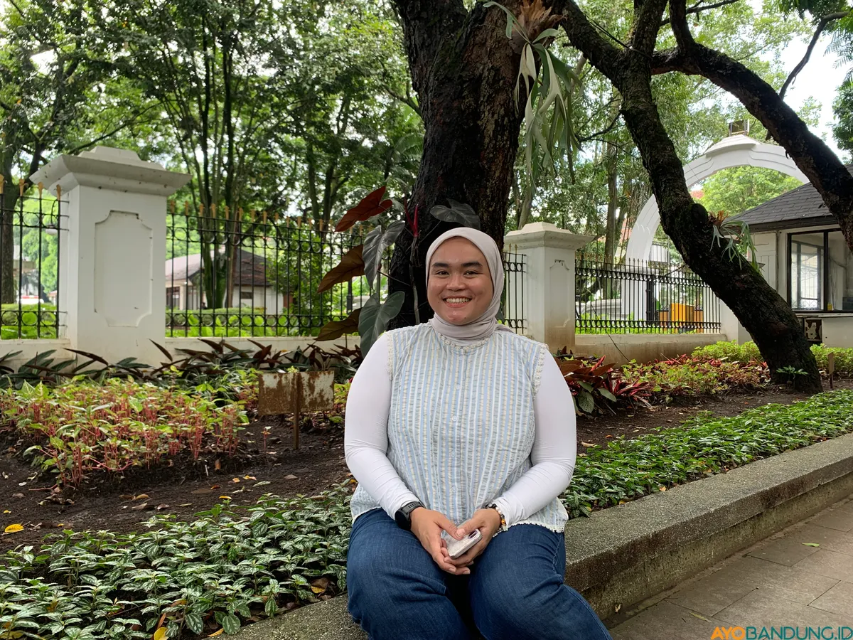 Balebat Buana Puspa memulai gerakan membaca ini dari keresahan pribadi dan kini menjadi ruang literasi yang inklusif. (Sumber: ayobandung.id | Foto: Halwa Raudhatul)