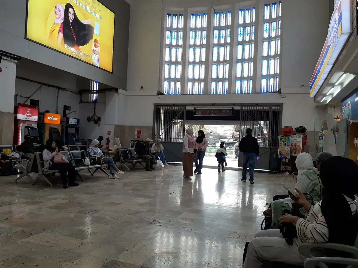 Ruang tunggu penumpang di Stasiun Hall (Sumber: dokpri | Foto: Totok Siswantara)