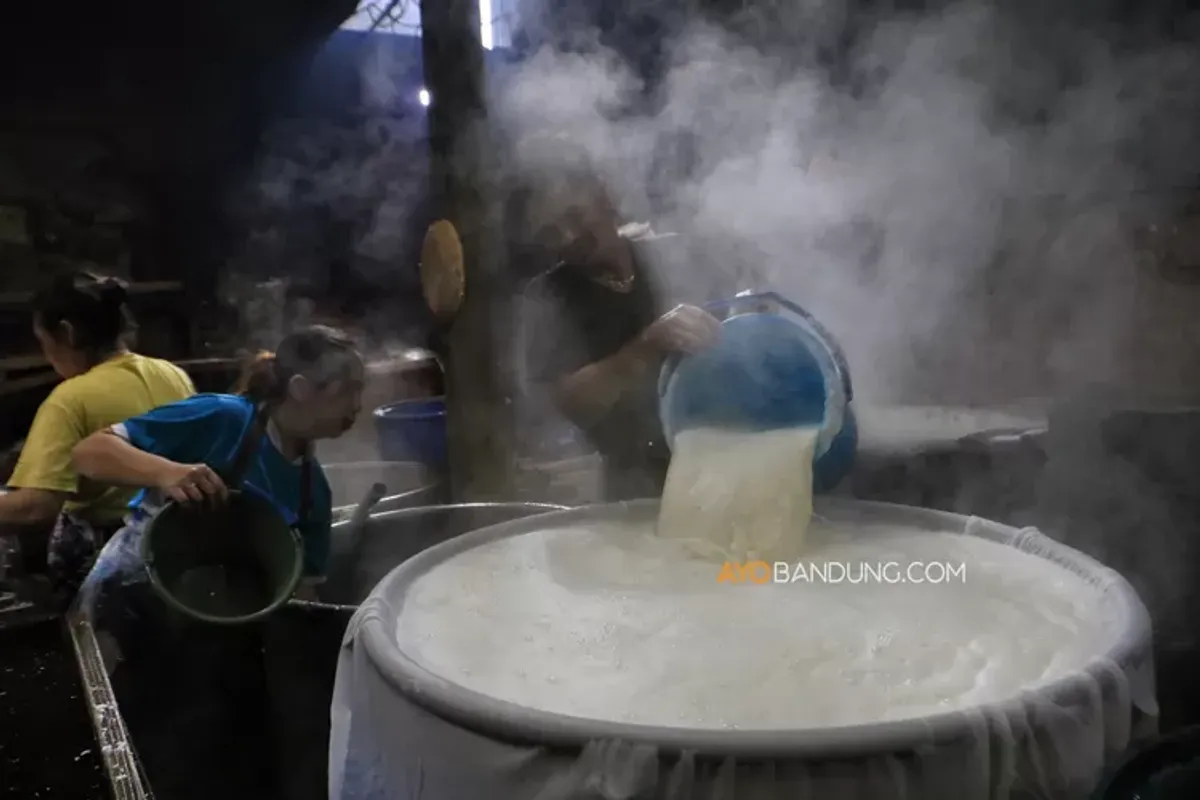 Proses pembuatan tahu Cibuntu (Sumber: Ayobandung.com | Foto: Irfan Al-Faritsi)