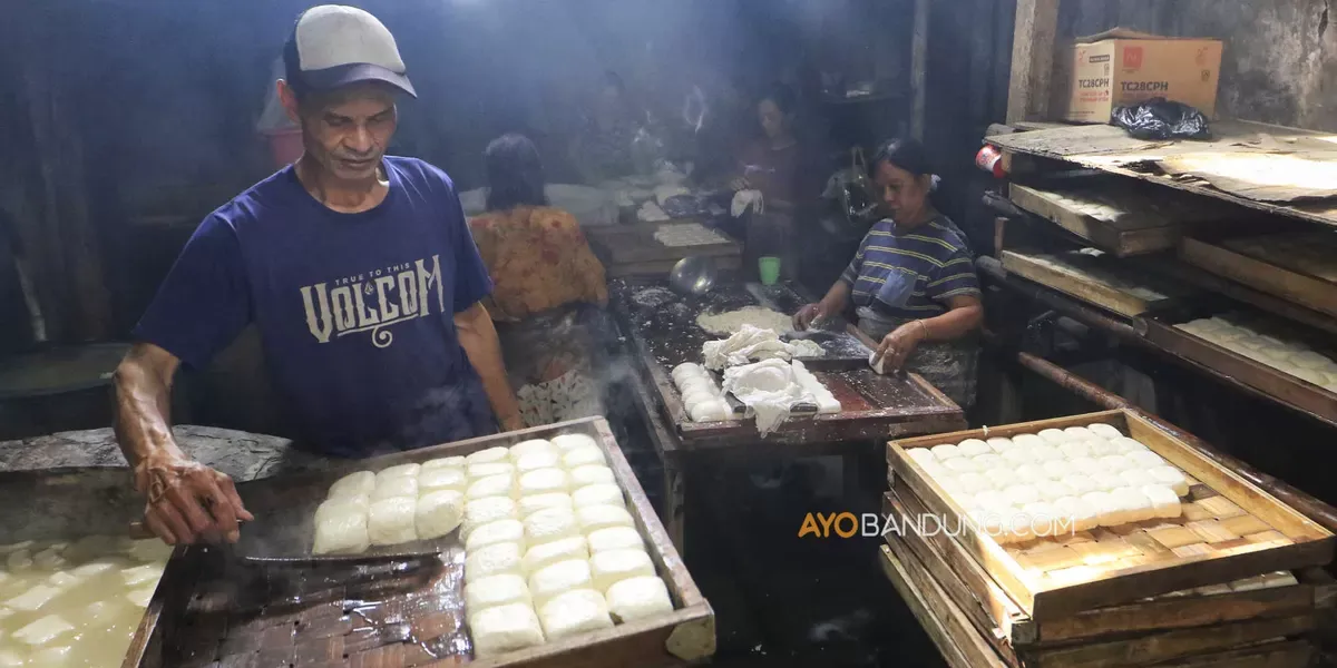 Proses pembuatan tahu Cibuntu (Sumber: Ayobandung.com | Foto: Irfan Al-Faritsi)