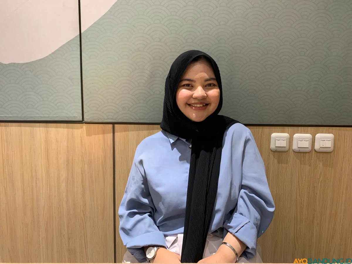 Ahyaita percaya setiap orang memiliki definisi cantik yang unik, tanpa harus tunduk pada standar yang sama. (Sumber: ayobandung.id | Foto: Halwa Raudhatul)