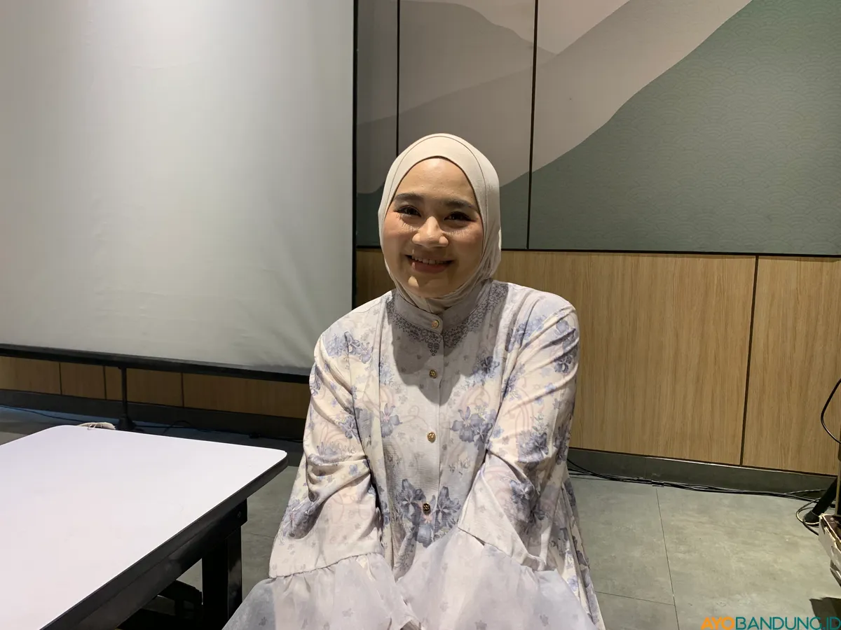 Sofina melihat makeup sebagai jembatan antara inner beauty dan kepercayaan diri yang terpancar keluar. (Sumber: ayobandung.id | Foto: Halwa Raudhatul)