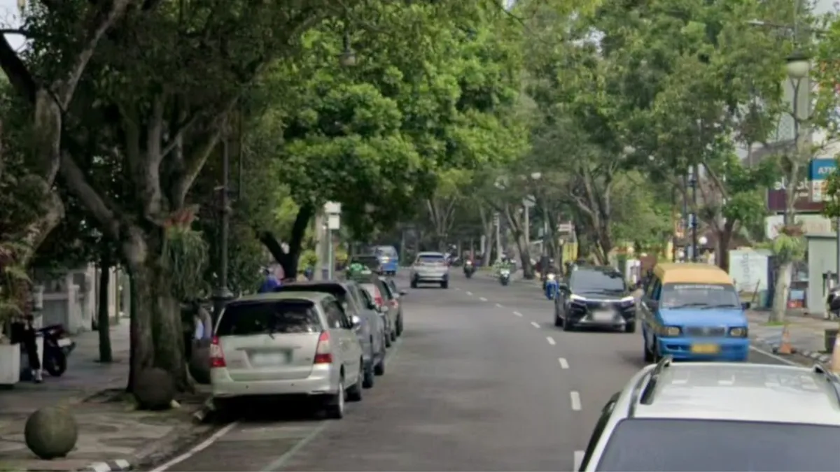 Kendaraan parkir menutup jalur sepeda di Jalan Riau, Kota Bandung, membuat pesepeda harus keluar dari jalur yang seharusnya melindungi mereka. (Foto: Google Street View)