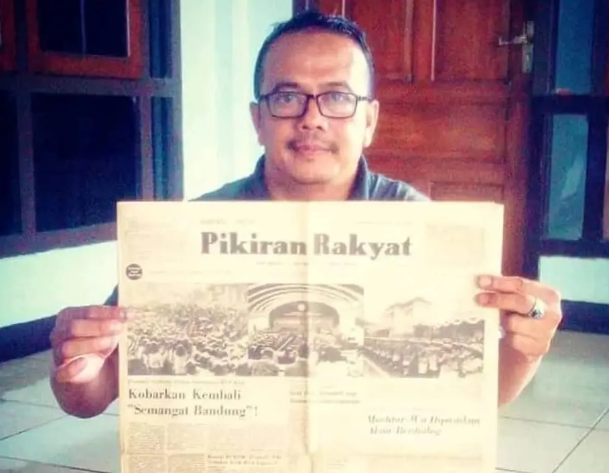 Penulis memperlihatkan surat kabar Pikiran Rakyat terbitan 41 tahun silam sebagai bagian dari dokumentasi sejarah. (Sumber: Dokumentasi Penulis | Foto: Kin Sanubary)