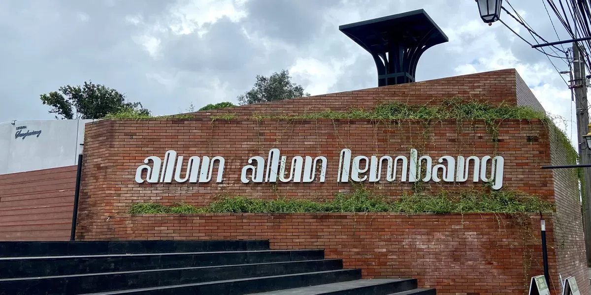 Alun-Alun Lembang, ruang publik yang ramai namun tetap terasa sejuk dan nyaman. (Sumber: AyoBandung.com | Foto: Vito Subandi)