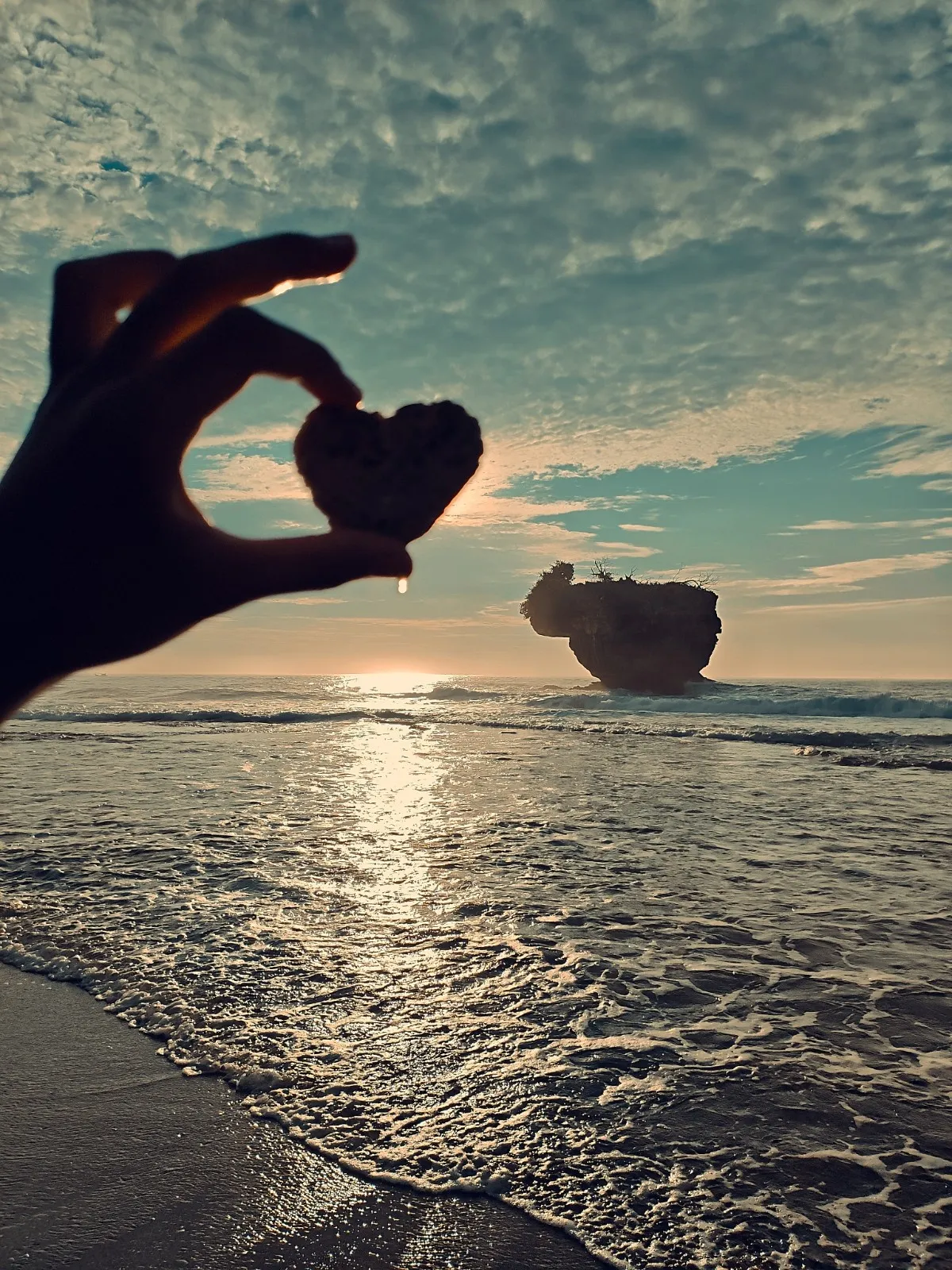 Batu ikonik berbentuk hati dengan latar laut Pantai Madasari. (Sumber: Dokumentasi Penulis | Foto: Pernando Aigro S)