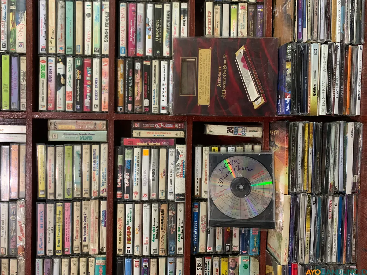 Rak-rak ini dipenuhi kaset, vinyl, dan compact disc yang tersusun rapi dan siap diputar kembali. (Sumber: ayobandung.id | Foto: Halwa Raudhatul)