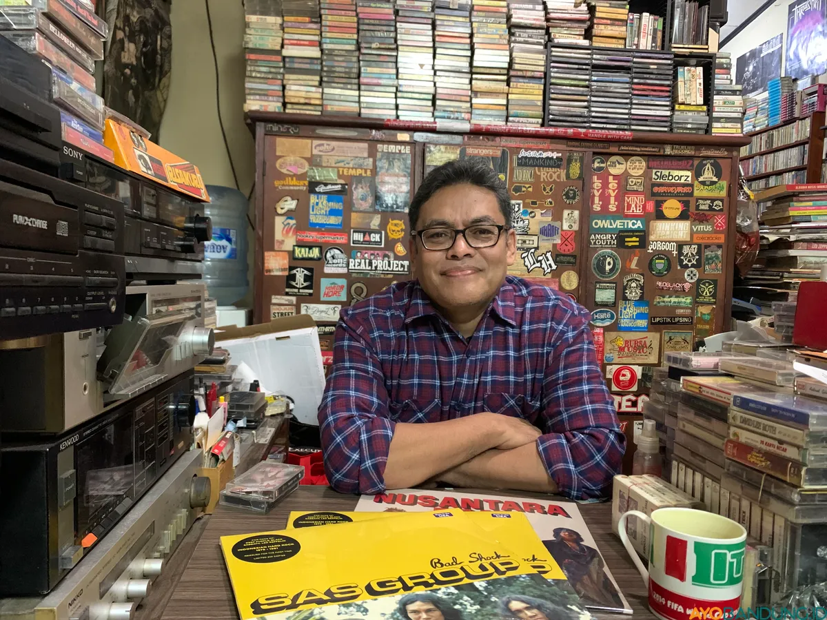 Irham Vickry menjaga denyut musik analog tetap hidup di tengah arus streaming. (Sumber: ayobandung.id | Foto: Halwa Raudhatul)