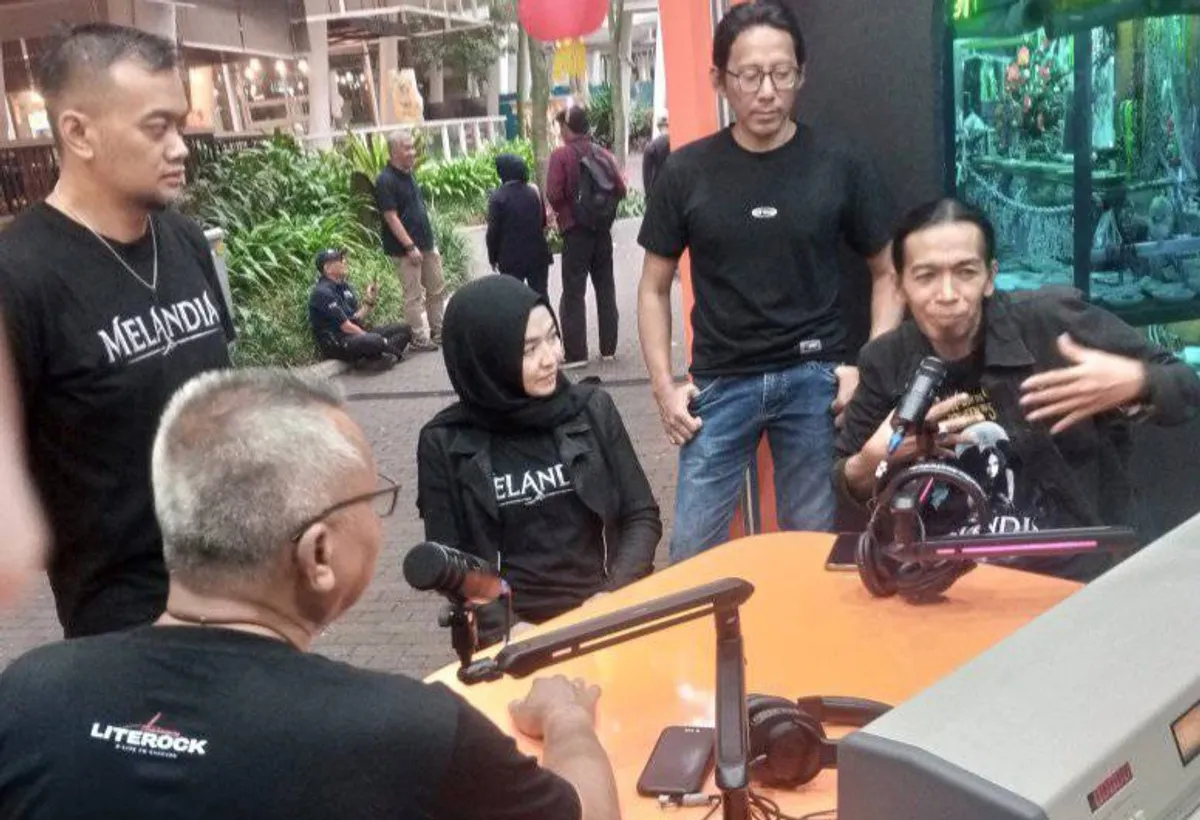 Band Melandia hadir dalam sesi Lite Rock edisi khusus Radio Ekraf di Cihampelas Walk, Bandung. (Foto: Band Rain of Doom)