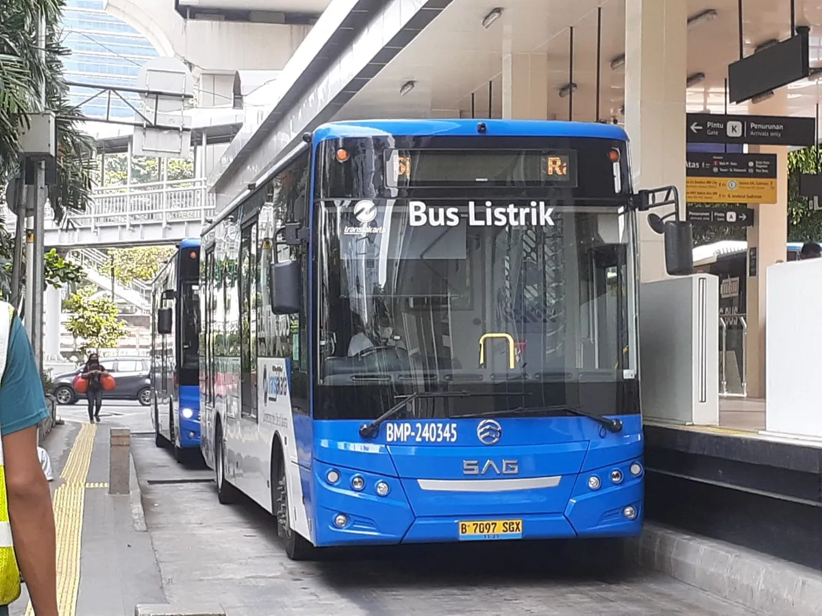 Moda Bus Listrik di bawah Stasiun LRT Dukuh Atas. Merupakan intergrasi antar moda angkutan massal. (Sumber: dokpri | Foto: Totok Siswantara)