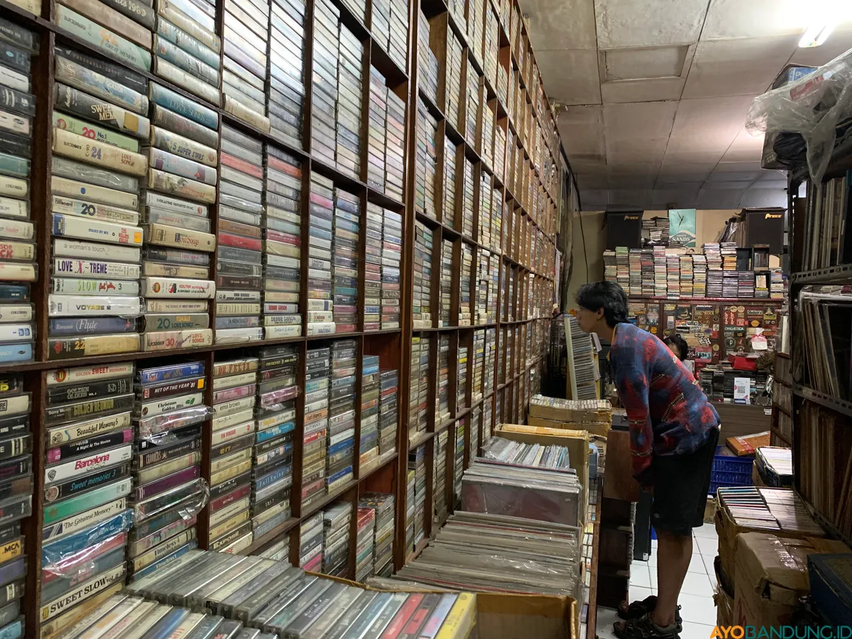 DU 68 Musik menjadi ruang nostalgia bagi generasi pengguna kaset pita. (Sumber: ayobandung.id | Foto: Halwa Raudhatul)