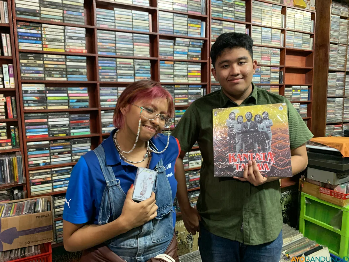 Bagi Alika dan Malik, rilisan fisik menawarkan pengalaman otentik untuk menghargai musik secara utuh tanpa fitur skip. (Sumber: ayobandung.id | Foto: Halwa Raudhatul)