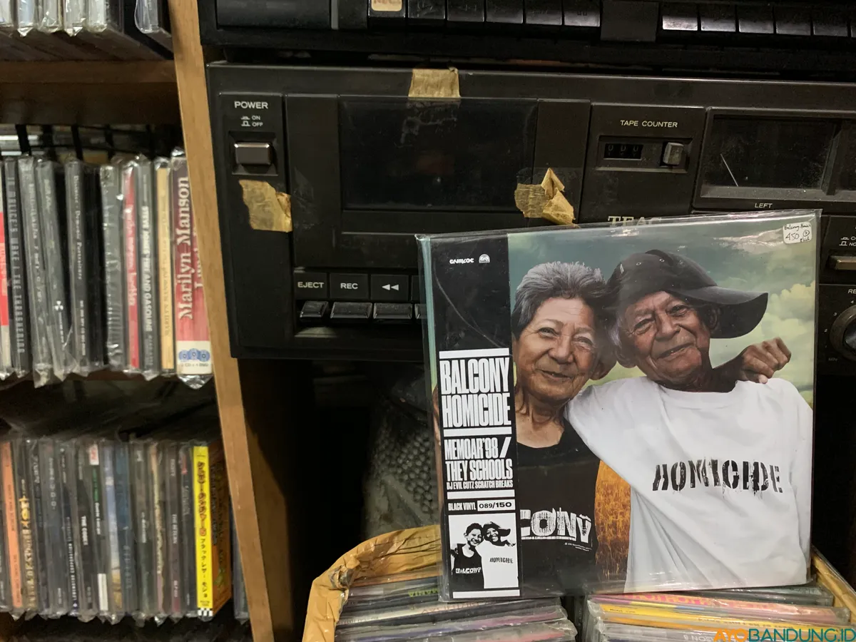 Vinyl Balcony dan Homicide dalam "Memoar’98". Karya ini adalah bagian dari EP Reuni Balcony yang sempat dilepas ke publik pada 2012. (Sumber: ayobandung.id | Foto: Halwa Raudhatul)