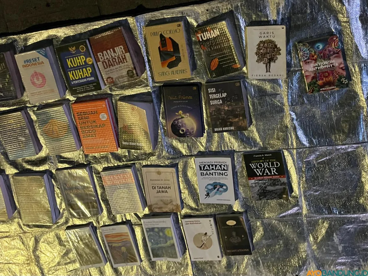 Buku-buku koleksi pribadi dan donasi yang disediakan Raja dapat dibaca di tempat, dengan aturan tidak diperkenankan dibawa pulang. (Sumber: ayobandung.id | Foto: Ilham Maulana)