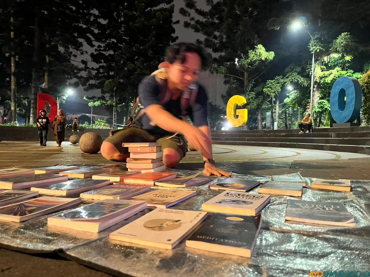 Lapak baca yang digelar di trotoar kawasan Dago ini menyediakan puluhan buku yang dapat dibaca gratis tanpa syarat bagi siapa saja. (Sumber: ayobandung.id | Foto: Ilham Maulana)