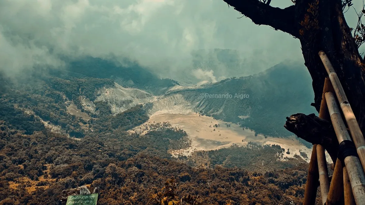 Tangkuban Perahu dari puncak Upas Hill, terlihat lebih berbeda. (Sumber: Dokumentasi Penulis | Foto: Pernando Aigro S)